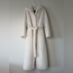 Luxury White Long Faux Fur Coat with Hood – 135cm – Oversized – M–XL